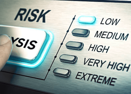 Risk analizi yapan bir cihazın tuşlarında risk düzeyinin düşük olduğunu gösteren görsel.